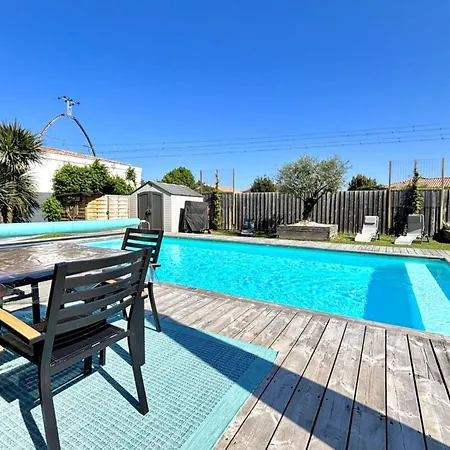 Air-conditioned House With Swimming Pool Vila *