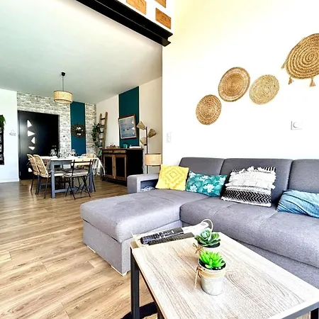 Air-conditioned House With Swimming Pool Vila *