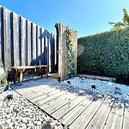 Air-conditioned House With Swimming Pool