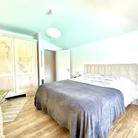 Air-conditioned House With Swimming Pool